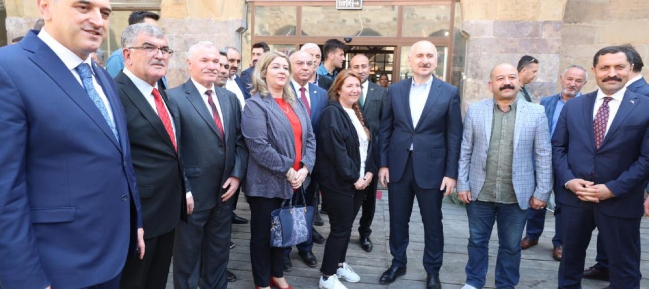 Bakan Karaismailoğlu esnafları ziyaret etti