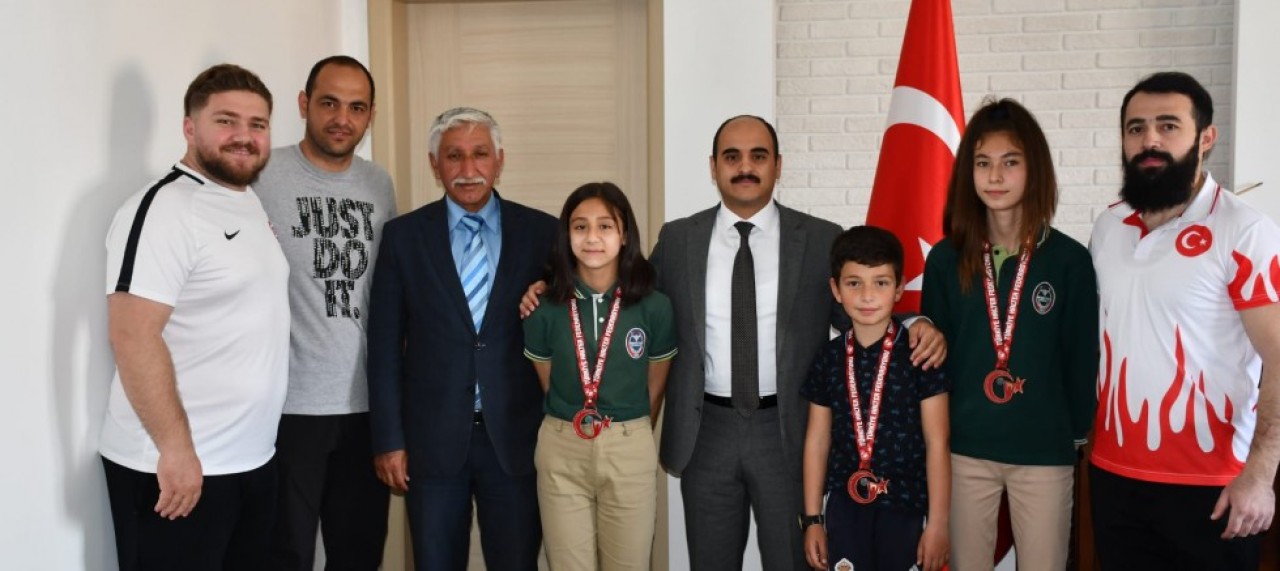 BAŞARILI HALTERCİLER KAYMAKAM ALTINÖZ’Ü ZİYARET ETTİ