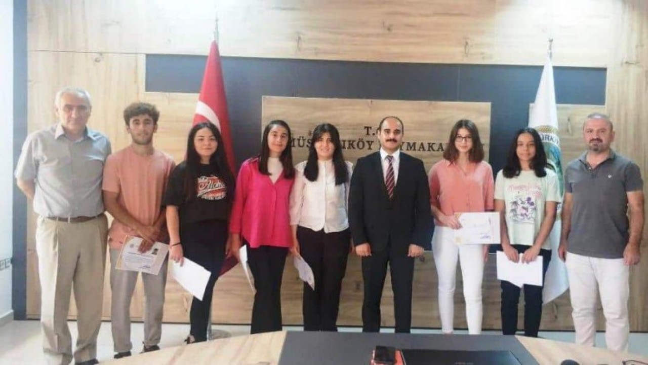 BAŞARILI ÖĞRENCİLERİ ÖDÜLLENDİRDİ