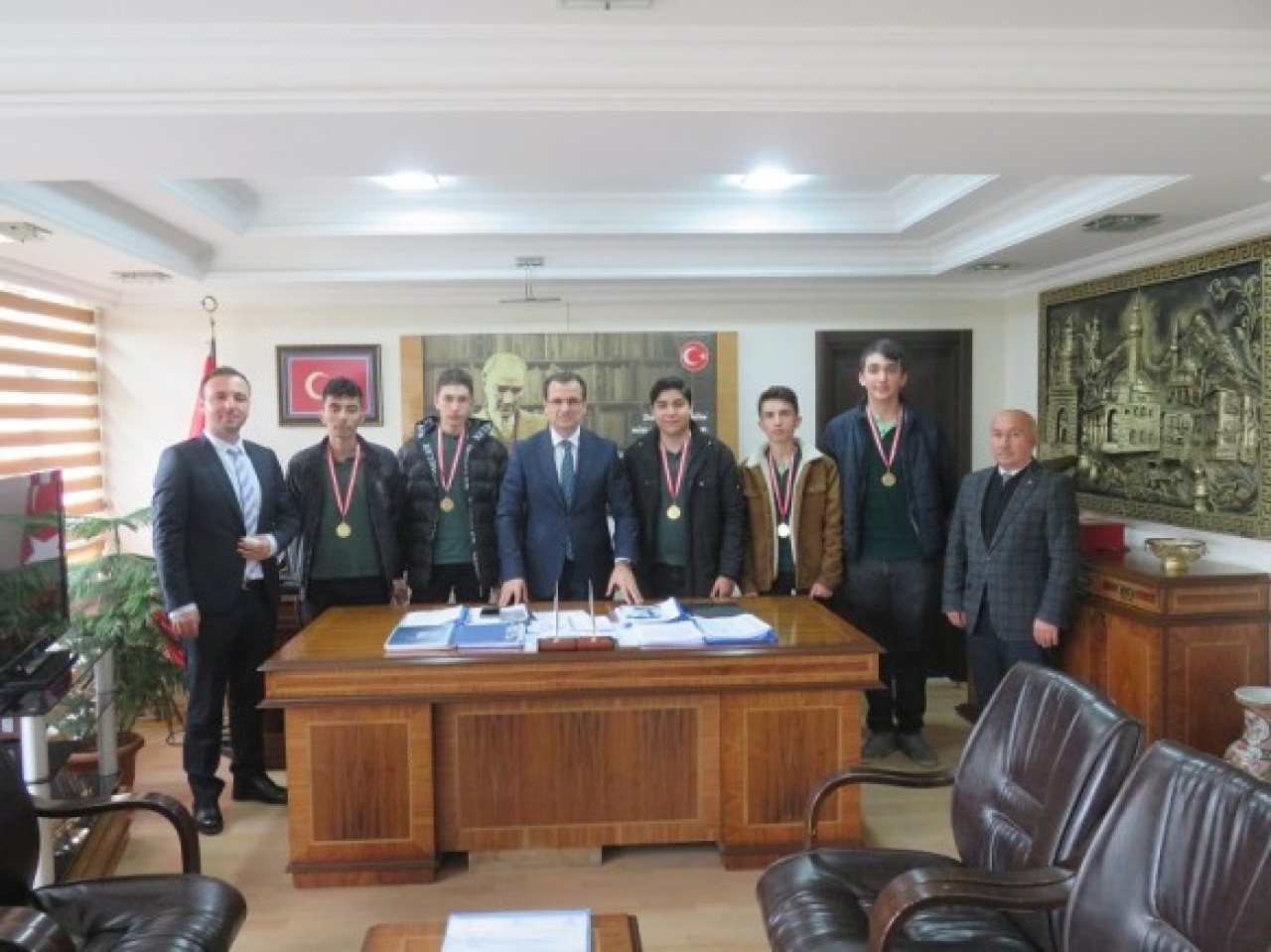BAŞARILI ÖĞRENCİLERİ TEBRİK ETTİ