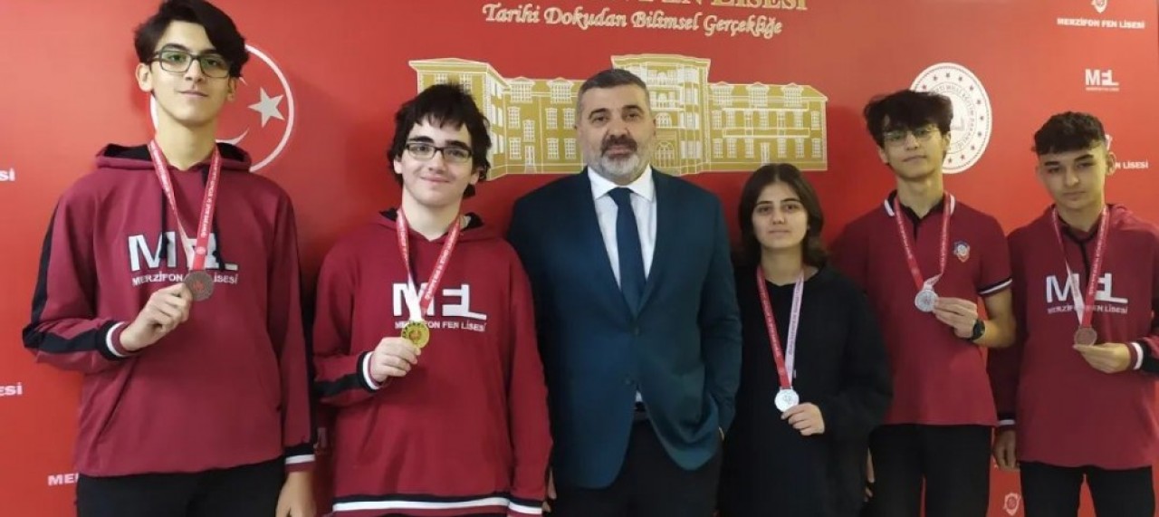 BAŞARILI ÖĞRENCİLERİNİ ÖDÜLLENDİRDİ