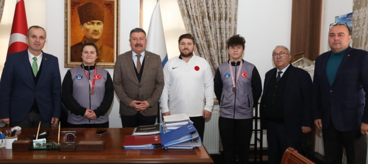 BAŞARILI SPORCULARI TEBRİK ETTİ