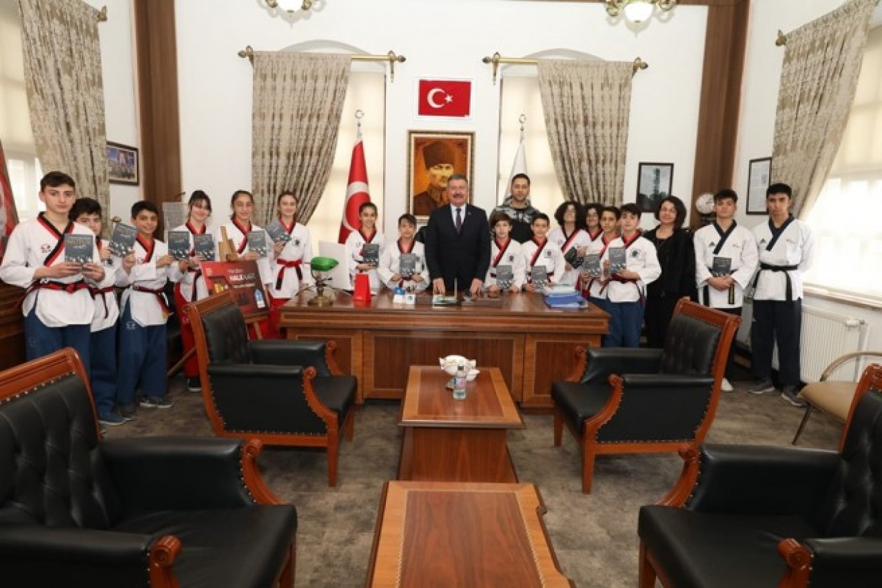 BAŞARILI SPORCULARI TEBRİK ETTİ