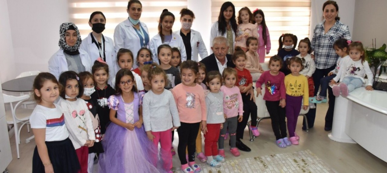 BAŞKAN  AMCALARINDAN MİNİKLERE  ZİYARET