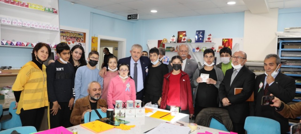 BAŞKAN AMCALARINDAN ÖZEL ÇOCUKLARA SÜRPRİZ HEDİYE