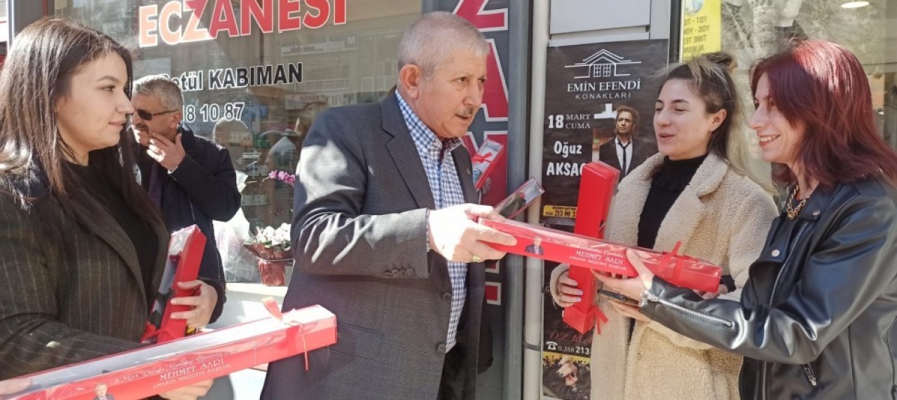 BAŞKAN SARI 8 MART DÜNYA KADINLAR GÜNÜNDE KARANFİL DAĞITTI