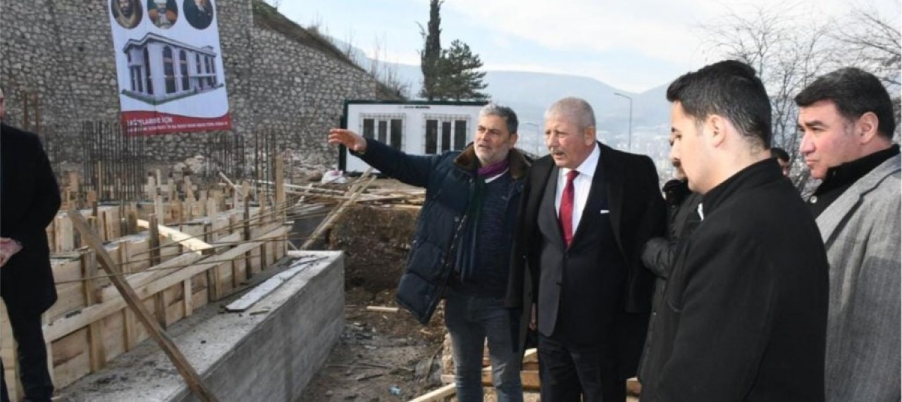 BAŞKAN SARI, BABA İLYAS CEM EVİ İNŞAATINI İNCELEDİ