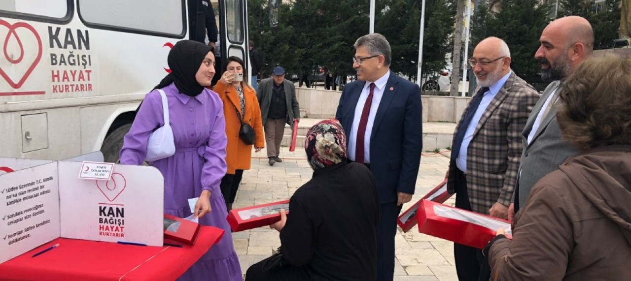 BAŞKAN SARI’DAN KADINLARA ÇİÇEK JESTİ