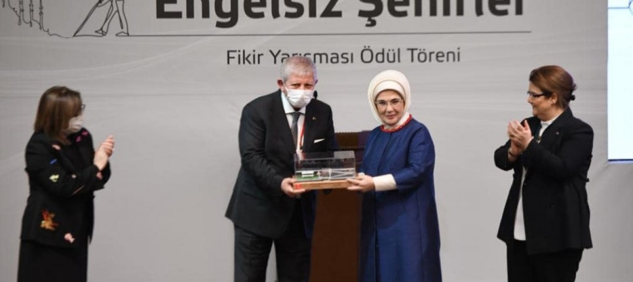 BAŞKAN SARI, ÖDÜLÜNÜ EMİNE ERDOĞAN’IN ELİNDEN ALDI