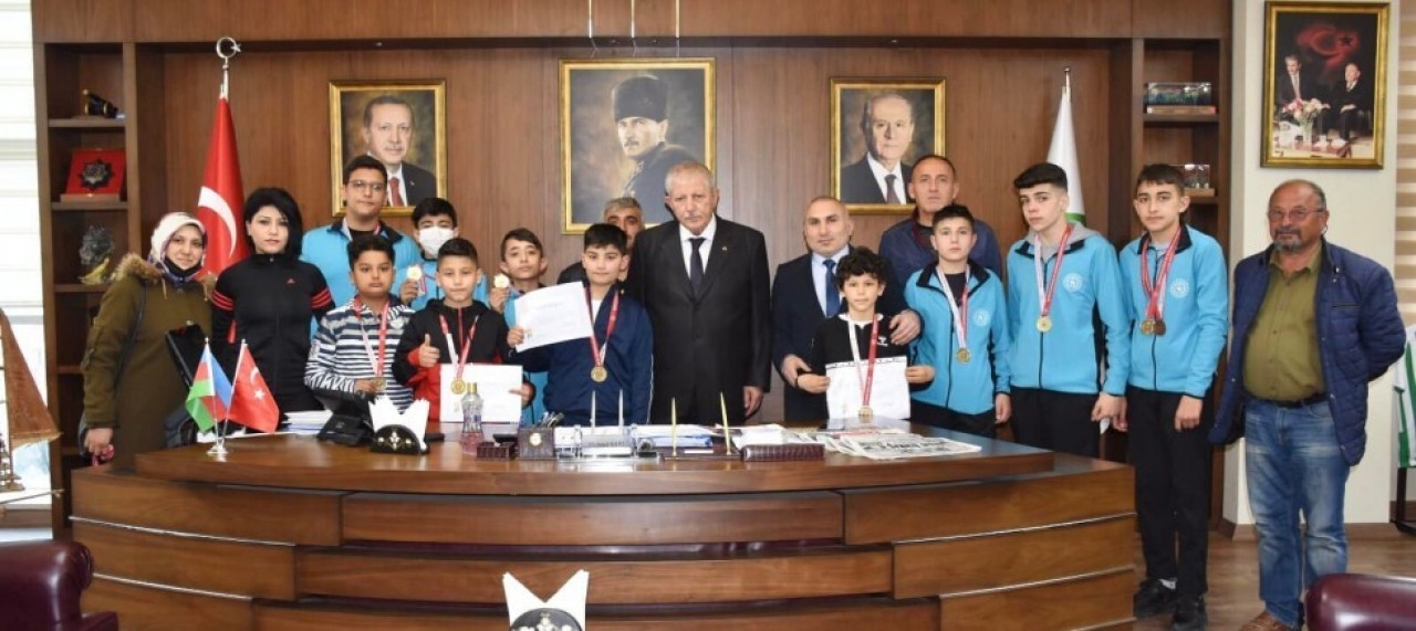 BAŞKAN SARI,ÖĞRENCİLERİ TEK TEK TEBRİK ETTİ
