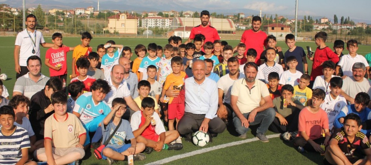 BAŞKAN ÜÇOK, BELEDİYESPOR YAZ SPOR OKULUNU ZİYARET ETTİ.