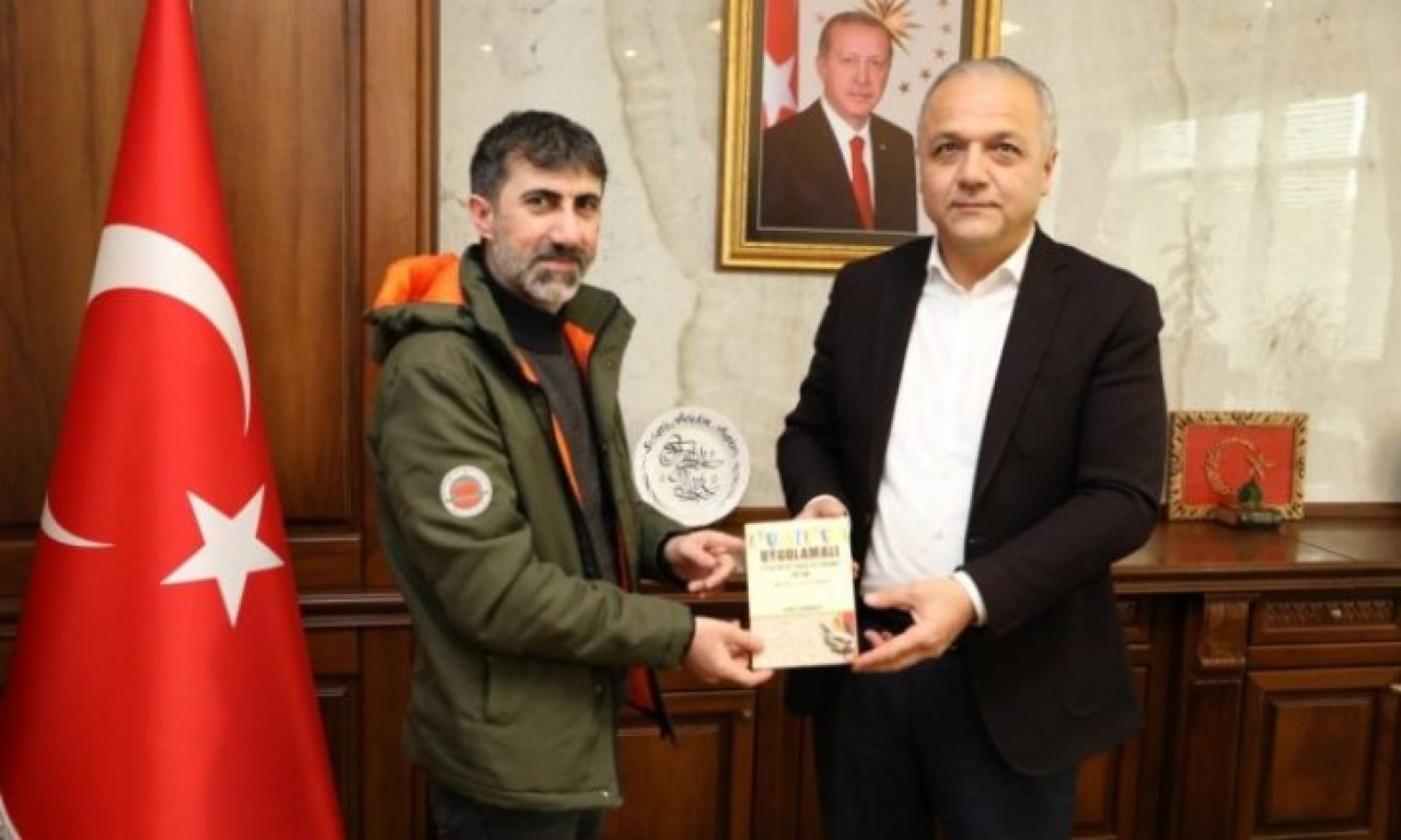 BAŞKAN ÜÇOK, TİYATRO EKİBİNE TEŞEKKÜR ETTİ