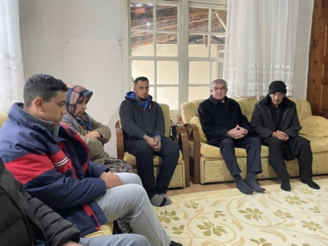 BAŞKAN UYANIK’TAN DEPREMZEDE AİLELERE ZİYARET