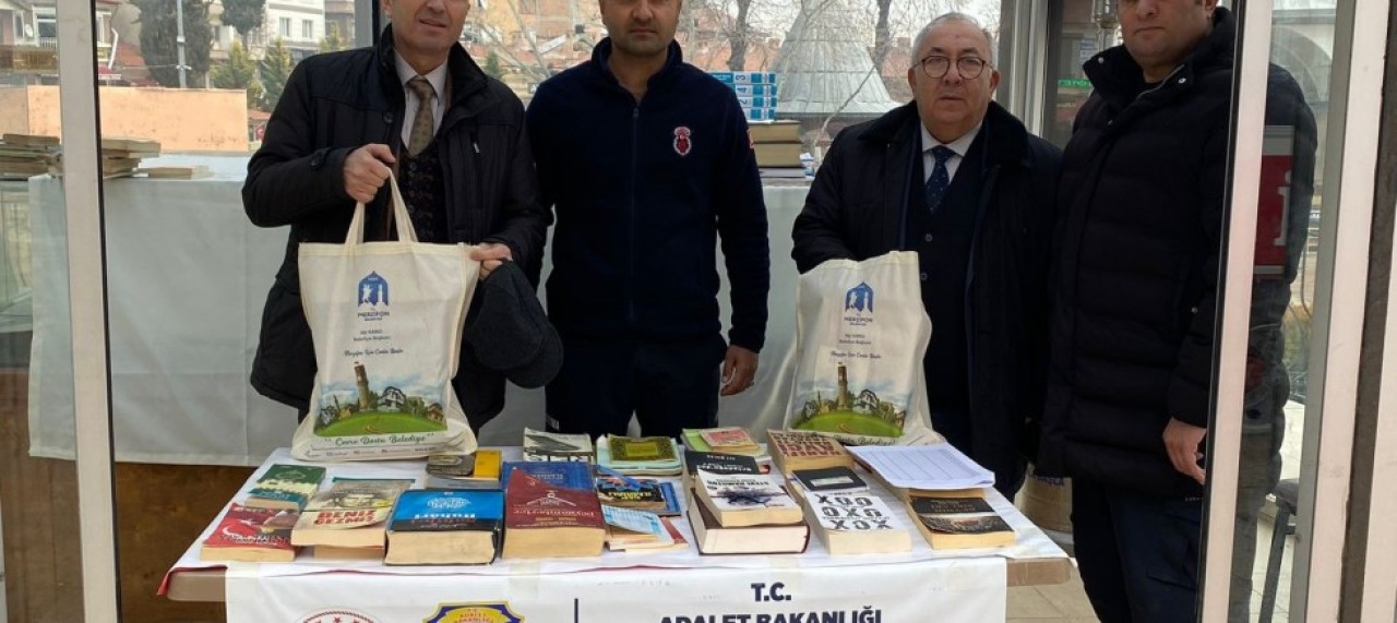BAŞKAN YARDIMCILARINDAN KİTAP BAĞIŞI