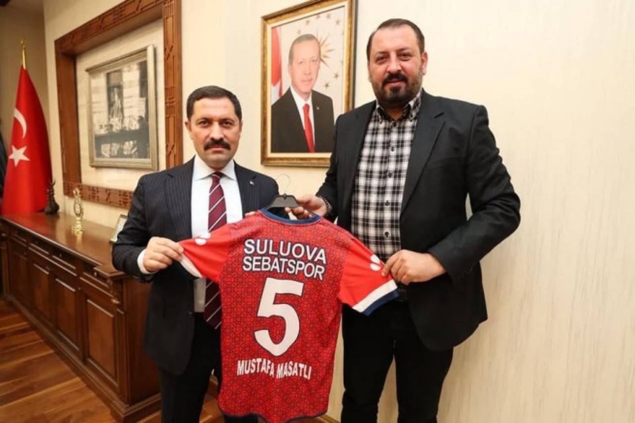BAŞKAN ZENNUN, VALİ MASATLI’YA FORMA HEDİYE ETTİ