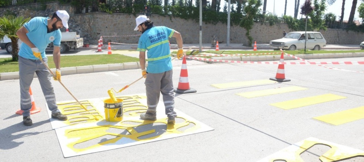 BELEDİYE YAYA GEÇİTLERİNİ YENİLİYOR