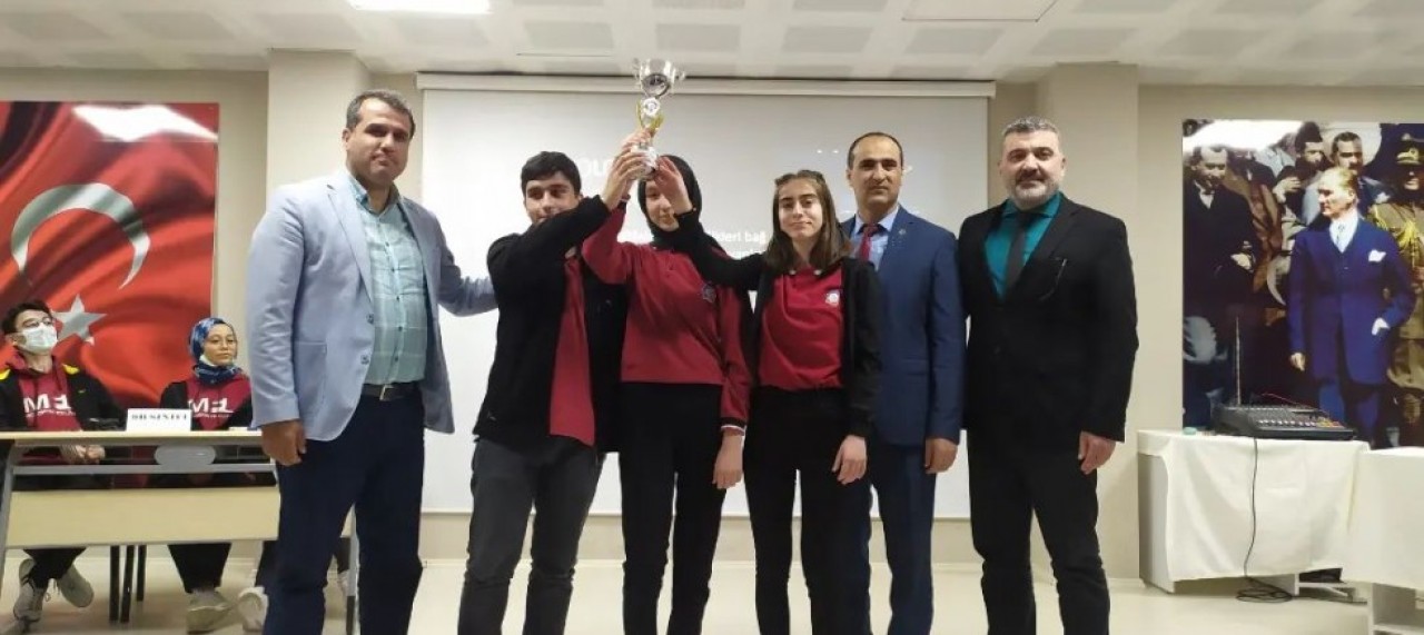 BİLGİ YARIŞMASININ GALİBİ 9-A OLDU