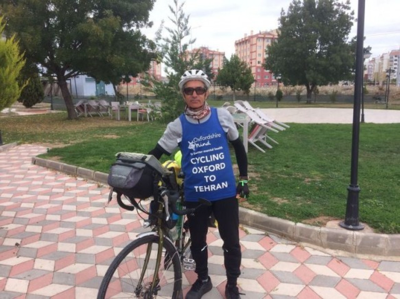 BİSİKLETLE İNGİLTERE'DEN TAHRAN'A PEDAL ÇEVİRİYOR