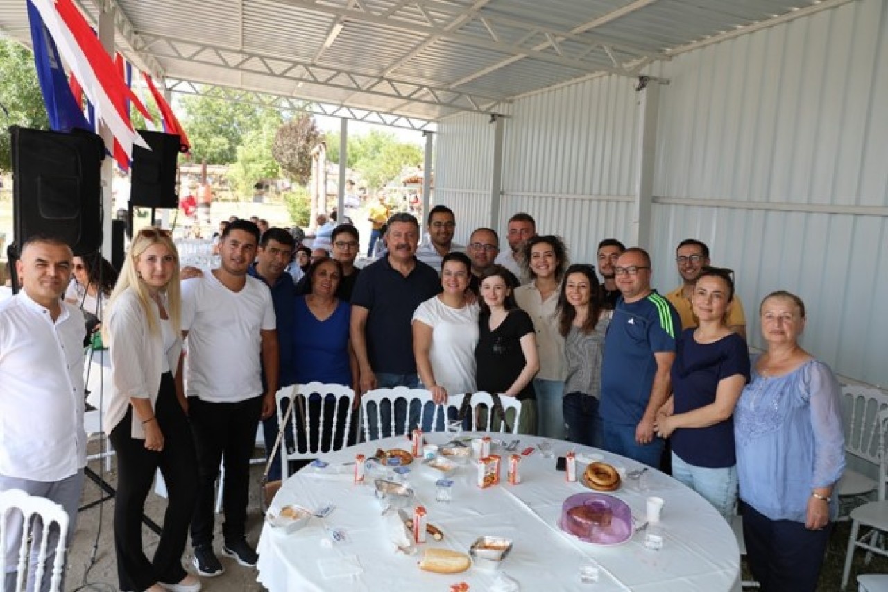 BİZ BÜYÜK BİR AİLEYİZ