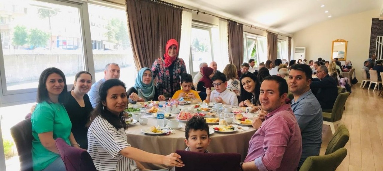 ‘BİZ KOCAMAN BİR AİLEYİZ’