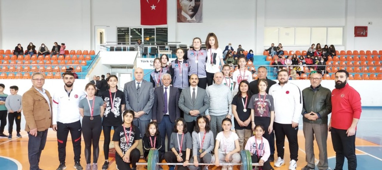 BÖLGE HALTER SEÇMELERİ GÜMÜŞHACIKÖY’DE YAPILDI