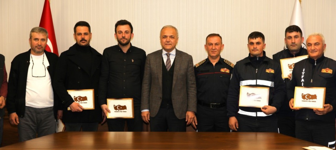 BÖLGEDEKİ HİZMETLERİNDEN DOLAYI GÖNÜLLÜLERE TEŞEKKÜR BELGESİ VERİLDİ