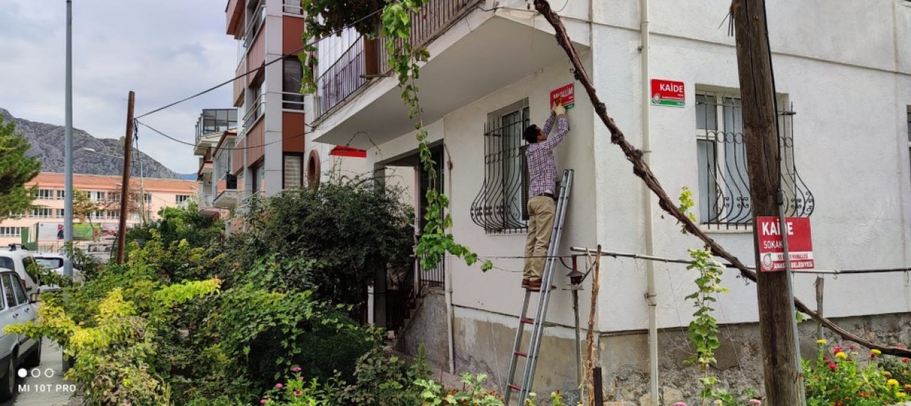CADDE VE SOKAK TABELALARI YENİLENİYOR