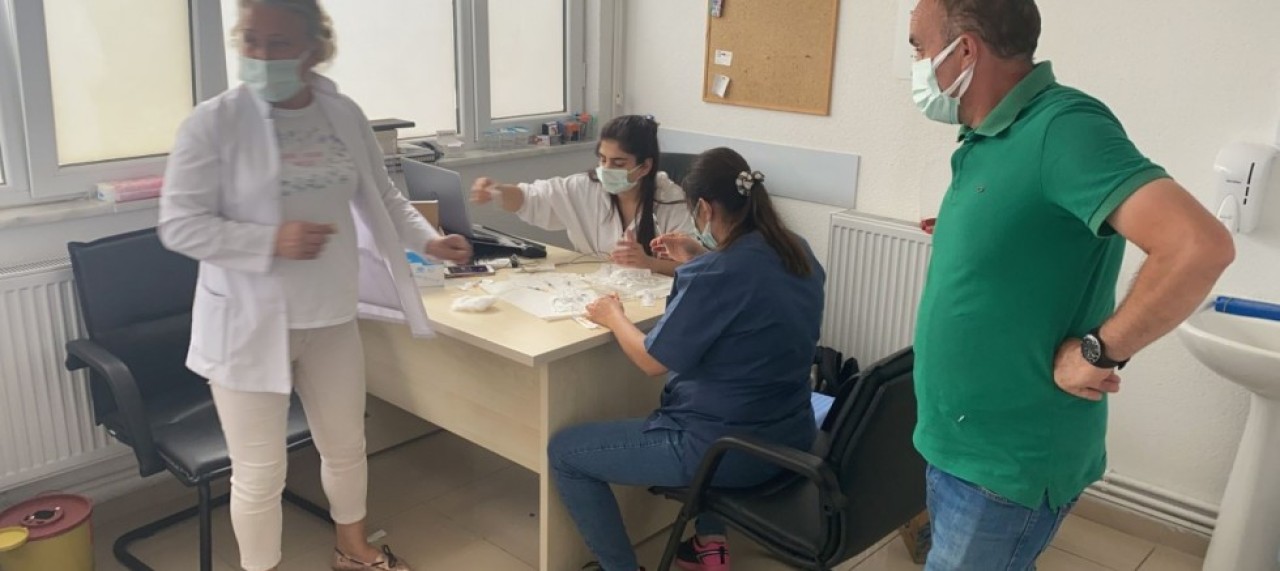 ÇALIŞANLARA YERİNDE AŞI YAPILIYOR
