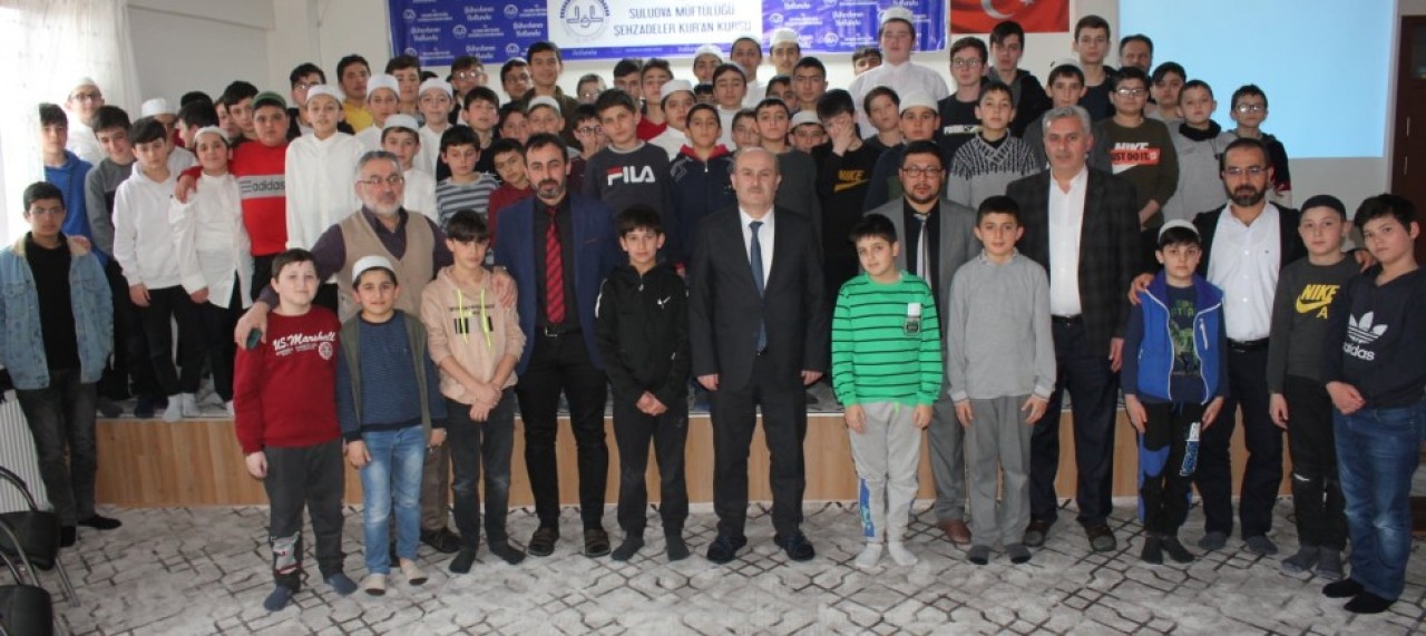 ÇANAKKALE ZAFERİNİ KUTLAYAN GENÇ HAFIZLAR ŞEHİTLERE MİNNET VE DUALARDA BULUNDU