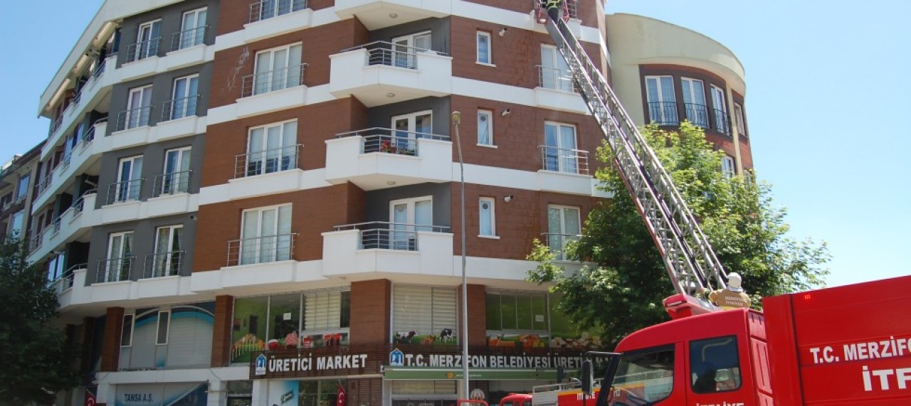 ÇIKAN YANGINDA BİR EV KULLANILAMAZ HALE GELDİ