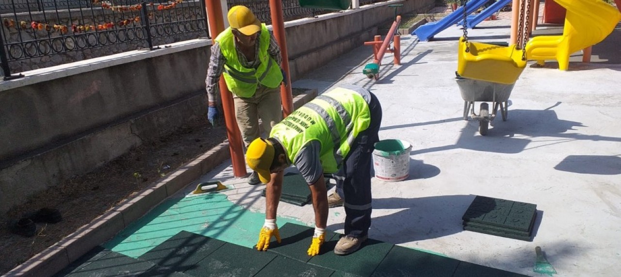 ÇOCUK PARKLARININ ZEMİNİ KAUÇUK İLE KAPLANIYOR