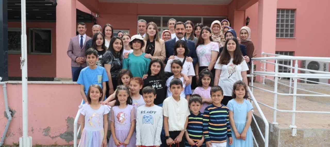 ÇOCUKLARIN BAYRAM SEVİNÇLERİNE ORTAK OLDULAR