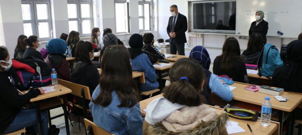 COŞKUN, UYGULAMAYA KATILAN ÖĞRENCİLERİ ZİYARET ETTİ