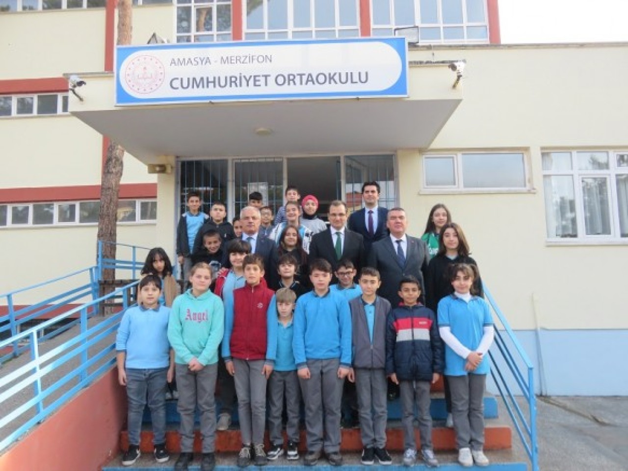 CUMHURİYET ORTAOKULU’NU ZİYARET ETTİ