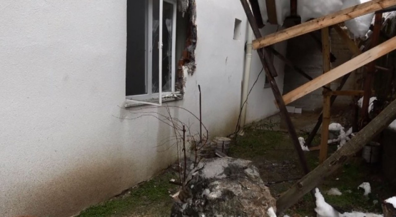 DAĞDAN KOPAN KAYA EVİN ÜZERİNE DÜŞTÜ