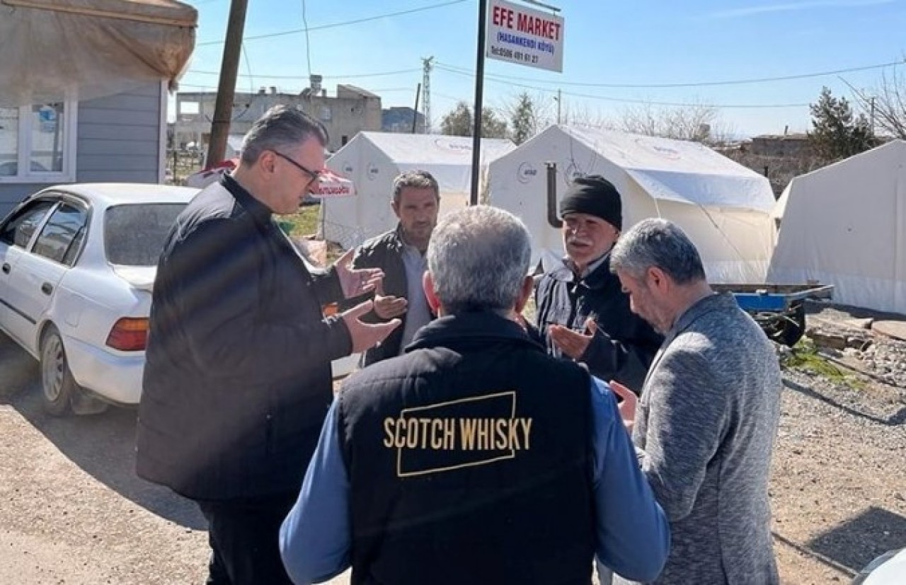 DEPREM BÖLGESİNDE AFETZEDELERLE BİRLİKTE