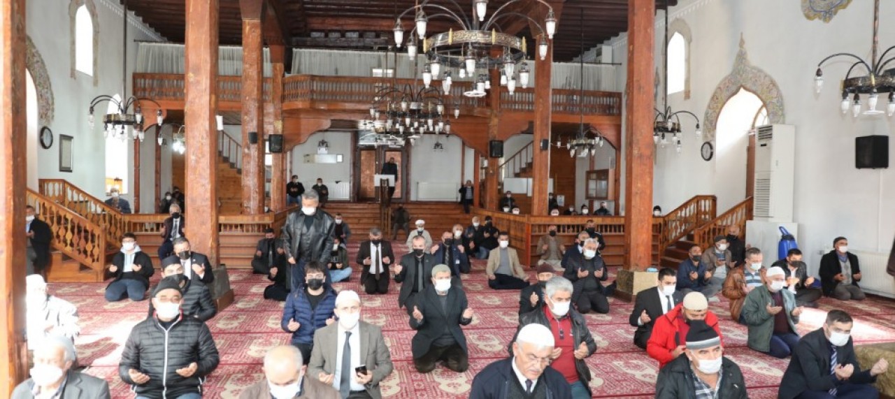 DEPREM MAĞDURLARI İÇİN TÜM CAMİLERDE DUA EDİLDİ