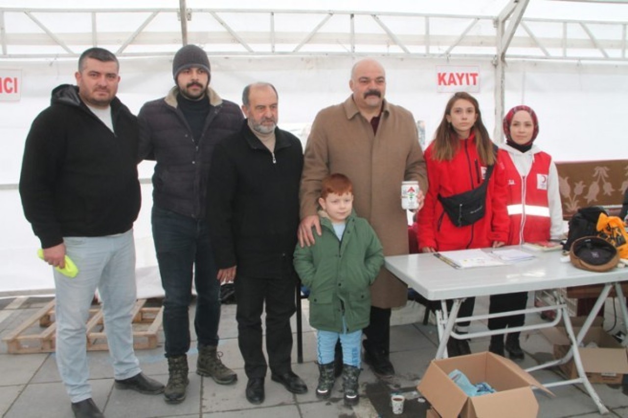 DEPREMDEN ETKİLENDİ KUMBARASINDAKİ PARALARINI BAĞIŞLADI