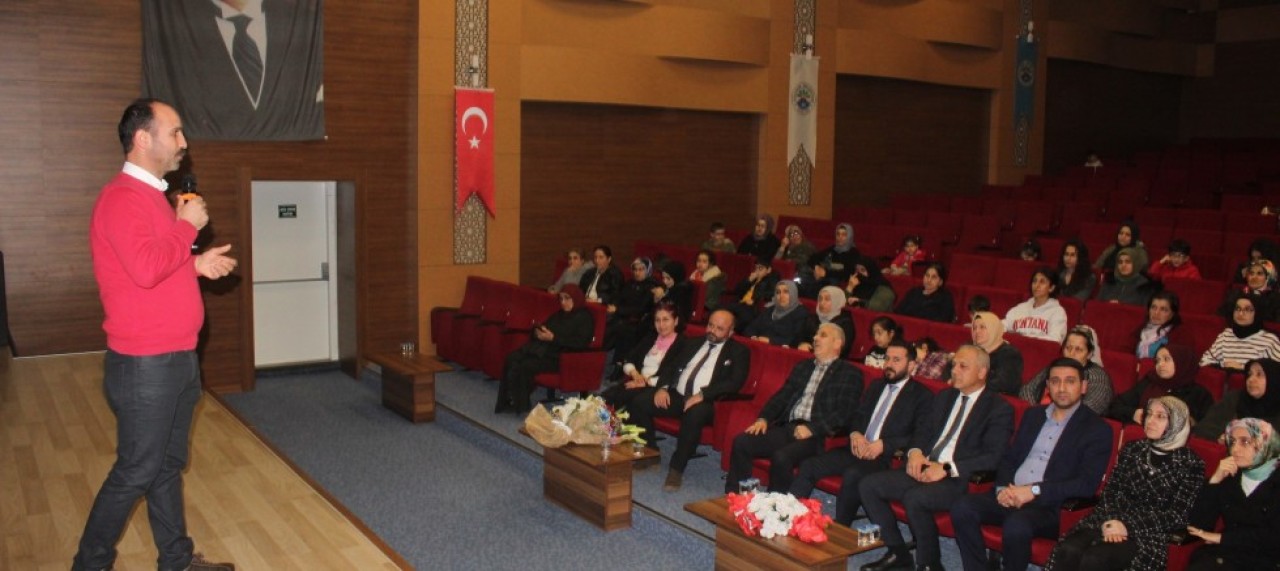 DEPREMZEDE KADINLARA PSİKOLOJİK DESTEK KONFERANSI DÜZENLEDİ