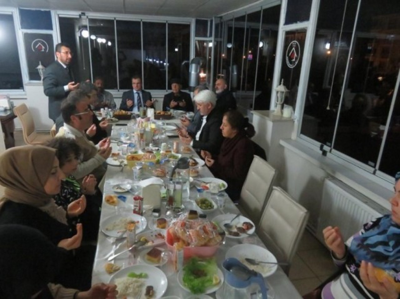 DEPREMZEDE MİSAFİRLERLE ORUCUNU AÇTI
