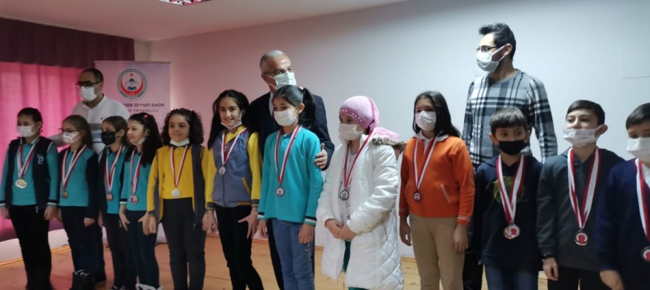 DERECEYE GİREN ÖĞRENCİLER ÖDÜLLERİNİ ALDI