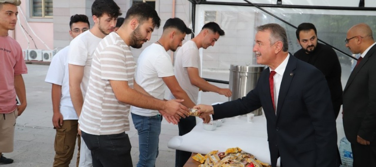 DERS ÇALIŞAN ÖĞRENCİLERE ÜCRETSİZ YİYECEK İÇECEK İKRAMI