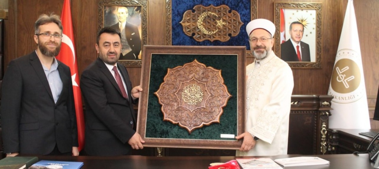 DİN GÖREVLİLERİ ERBAŞ’A AHŞAP OYMA TABLO HEDİYE ETTİ