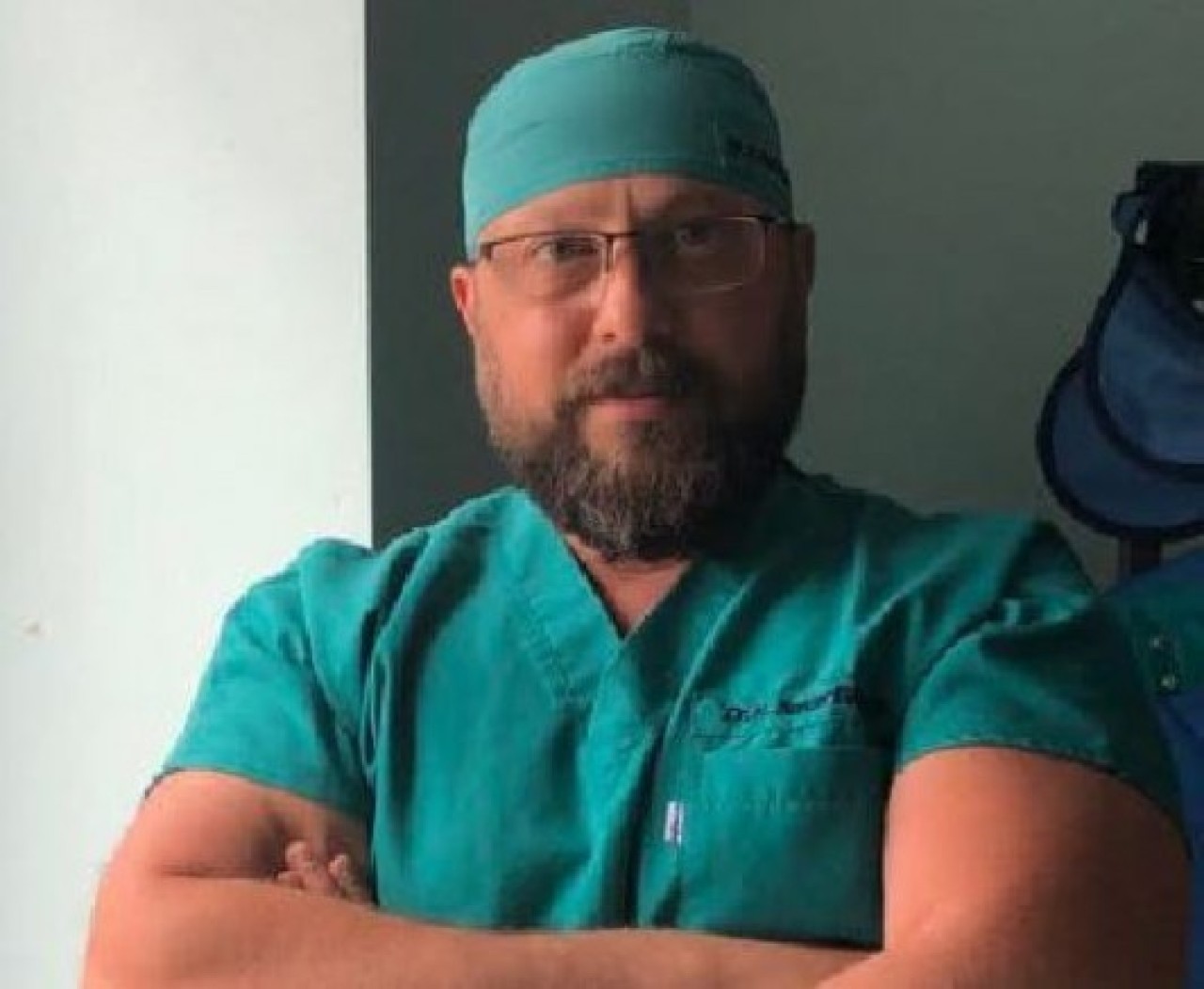 DOKTORUN BURNUNU KIRAN PROFESÖRÜN MUAYENE GÖREVİ ASKIYA ALINDI