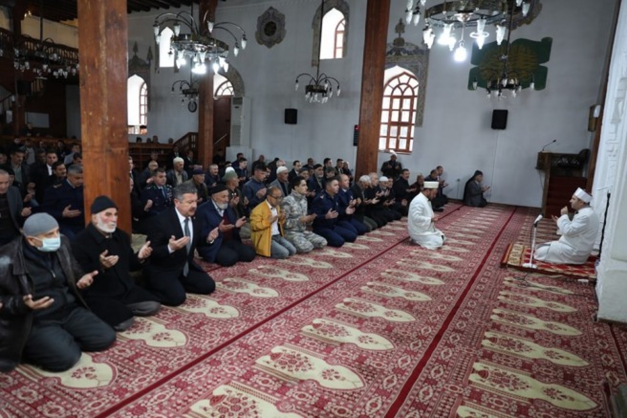 DUALAR, ATATÜRK VE TÜM ŞEHİTLER İÇİN