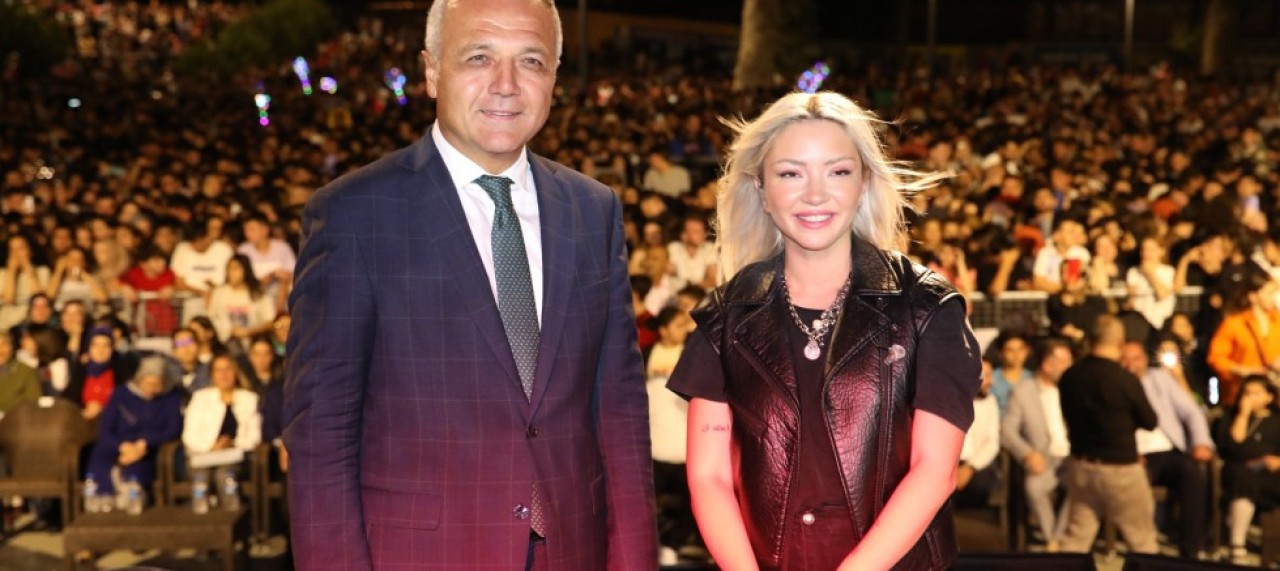 ECE SEÇKİN HAYRANLARINI COŞTURDU
