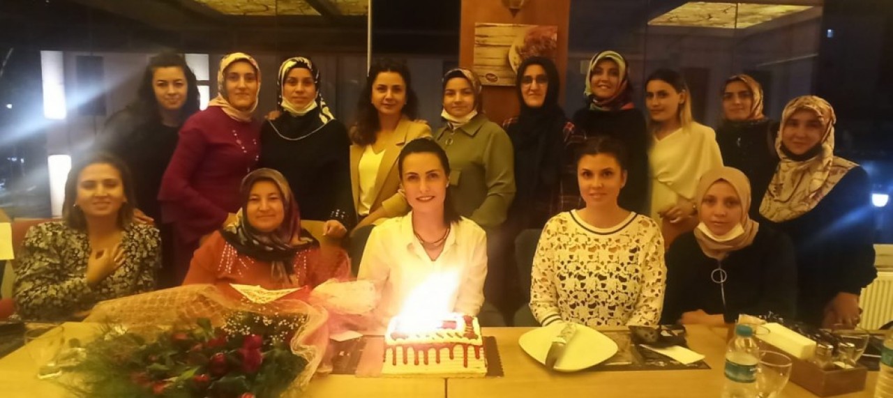 ECEM ÖĞRETMENE VELİLERDEN PASTALI SÜRPRİZ