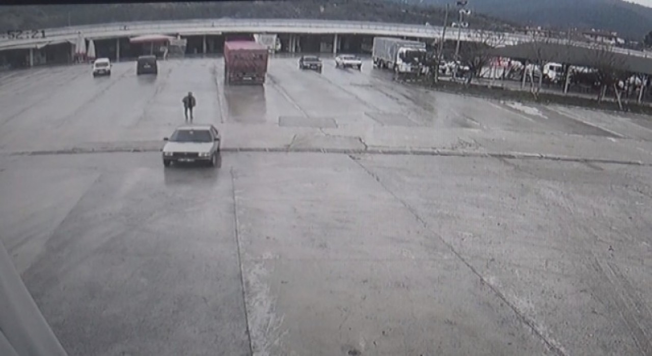 EL FRENİ ÇEKİLMEYEN OTOMOBİL DÜKKANA GİRDİ