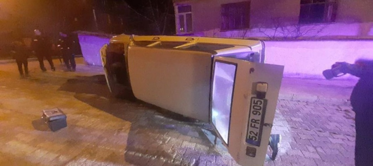 ELEKTRİK PANOSUNA ÇARPAN ARAÇ DEVRİLDİ