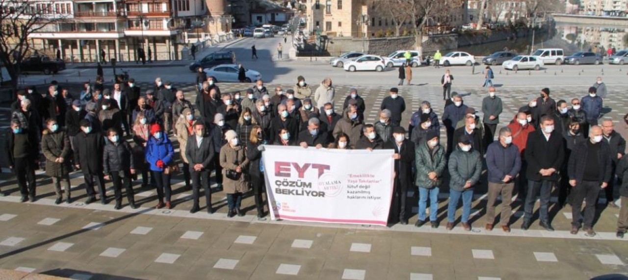 “EMEKLİLİKTE YAŞA TAKILANLAR, LÜTUF  DEĞİL KAZANILMIŞ HAKLARINI İSTİYOR”